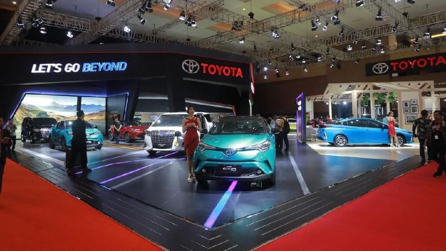Deretan Mobil mewah dan termahal mejeng di Indonesia Internasional Motor Show. (CNBC indonesia/Muhammad Sabki)