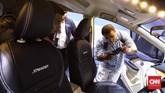 Di kabin, MMKSI juga sudah menambahkan sporty seat cover, ornament decal, exclusive limited ID, dan scuff plate. (CNN Indonesia/Hesti Rika)