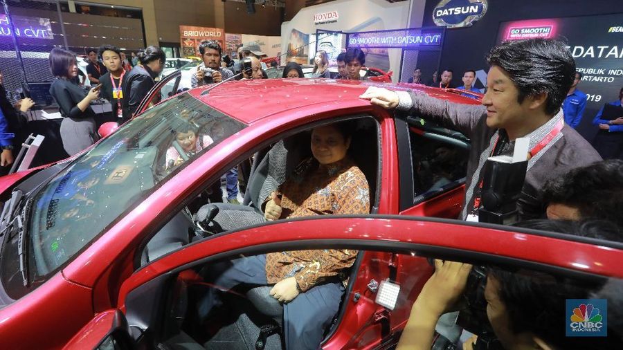 Menteri Perindustrian Airlangga Hartarto meninjau both mobil-mobil di acara Telkomsel IIMS 2019, Kemayoran, Jakarta (25/4). (CNBC Indonesia/Muhammad Sabki)