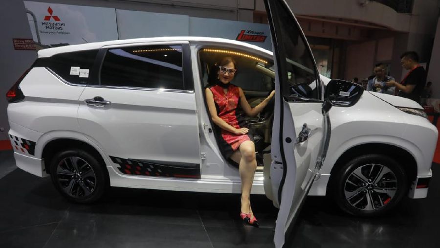 Penurunan penjualan mobil pada Januari-Oktober 2019 secara nasional dari Januari-Oktober 2018 menjadi tekanan bagi dua saham industri otomotif.