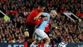 Chris Smalling menempel ketat pergerakan Sergio Aguero yang sedang mendapat bola. (REUTERS/Phil Noble)