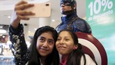 Berbagai patung para pahlawan Marvel seperti Captain America juga menghiasi penayangan perdana 'Avengers: Endgame' di negara di punggung Pegunungan Andes ini. (REUTERS/David Mercado)