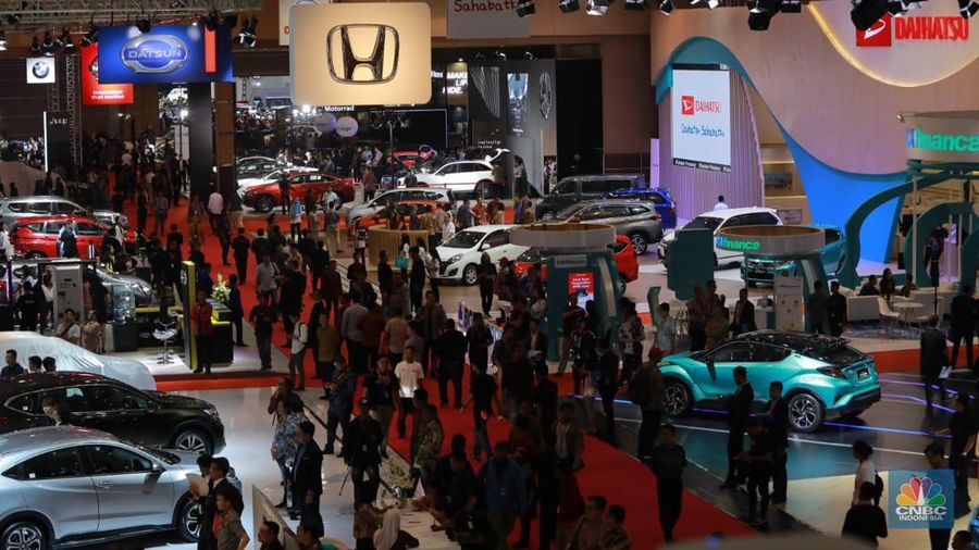 Deretan Mobil mewah dan termahal mejeng di Indonesia Internasional Motor Show. (CNBC indonesia/Muhammad Sabki)