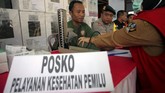 Lamanya proses perhitungan membuat petugas banyak yang keletihan. Seratus lebih petugas meninggal dan ratusan lainnya harus dirawat di rumah sakit. (ANTARA FOTO/Irfan Anshori)