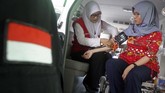 Tenaga medis dari Rumah Sakit Umum Daerah (RSUD) Malang memeriksa tekanan darah petugas penghitung suara saat Rekapitulasi Penghitungan Suara Pemilu 2019 di Panitia Pemilihan Kecamatan (PPK) Kedungkandang, Malang, Jawa Timur, Selasa (23/4/2019). (ANTARA FOTO/Ari Bowo Sucipto)