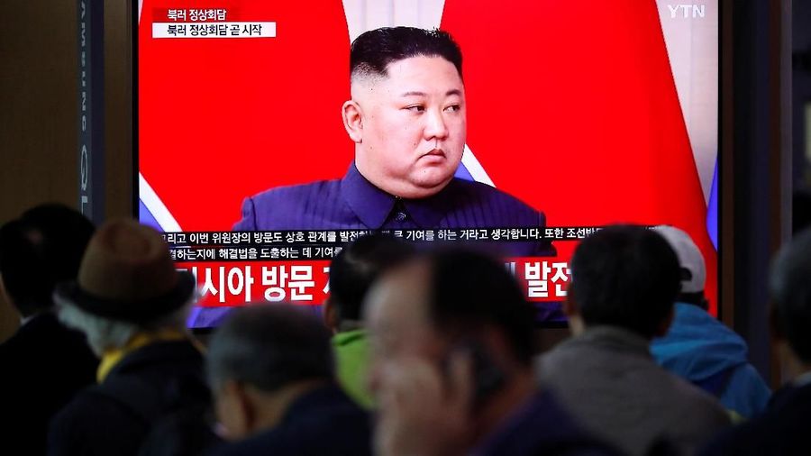 South Korean people watch a TV broadcasting a live news on a meeting between North Korean leader Kim Jong Un and Russia President Vladimir Putin, in Seoul, South Korea, April 25, 2019.   REUTERS/Kim Hong-Ji