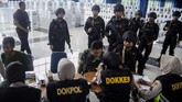Untuk mengantisipasi korban terus jatuh, kesehatan petugas diperiksa. Tampak Tim Dokter Kesehatan (Dokkes) Polresta Solo memeriksa kesehatan petugas Pemilu 2019 di Solo Techno Park (STP), Solo, Jawa Tengah, Rabu (24/04/2019). (ANTARA FOTO/Maulana Surya)