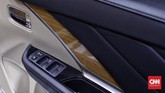Bagian doortrim tetap menyuguhkan aksen kayu dan warna krem dan hitam. (CNN Indonesia/Hesti Rika)