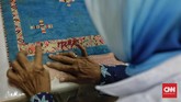 Selain berdiskusi dalam penanganan koleksi, para pengajar juga mempraktikkan secara langsung upaya pembersihan hingga perbaikan koleksi. (CNN Indonesia/Adhi Wicaksono)