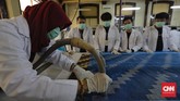 Workshop terbagi dalam empat jenis, di antaranya workshop konservasi lukisan, konservasi tekstil, konservasi kertas, dan konservasi logam. (CNN Indonesia/Adhi Wicaksono)