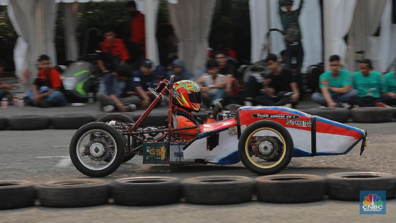 Sejumlah mahasiswa mengikuti adu balap 