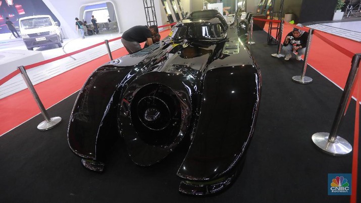 Tampilan mobil Batman di IIMS 2019, Kemayoran, Jakarta, Jumat (26/4). Batman yang dipamerkan di IIMS 2019 merupakan Batmobile yang digunakan dalam film Batman (1989) dan Batman Return (1992). Andry Selaku perawat batmobile dari Dyandra mengatakan ini merupakan tahun ke4 mobil replika batman mejeng di IIMS sebelumnya sudah dari tahun 2015, 2016, 2017 dan sekarang 2019. Namun tampilan mobil ini selalu diupgrade dari tahun ke tahun di tahun ini perubahan cat dari doff jadi hitam solid, dan perubahan body dalam bodi tubular. Batmobile yang dipamerkannya ini bukan asli, melainkan replika karena tidak mungkin yang aslinya bisa dibawa, pasti disimpan di museum khusus. Andry mengataka Untuk mobilnya tidak dijual, dari penyelenggara juga tidak sharing total biaya pengeluaran mobil batman. (CNBC Indonesia/Muhammad Sabki)