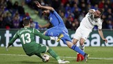 Bek sayap Real Madrid Dani Carvajal berjibaku untuk membobol gawang Getafe. (REUTERS/Sergio Perez)