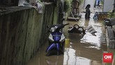Air Kali Ciliwung meluap dan membuat sejumlah warga kaget karena rumah mereka tergenang. Air meluap pertama kali terjadi pada Jumat (26/4) sekitar pukul 12.00 WIB. (CNN Indonesia/Adhi Wicaksono)