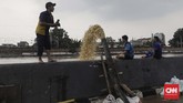 Warga membuang air luapan Kali Ciliwung menggunakan pompa air untuk mengurangi genangan. Ketinggian genangan air mencapai 50 centimeter hingga satu meter. (CNN Indonesia/Adhi Wicaksono)
