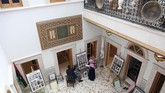 Ia tak seperti kebanyakan warga Libya yang memilih pindah ke distrik modern karena kota tua Tripoli telah dipenuhi sampah dan bangunan peninggalan Roma yang butuh perbaikan. (REUTERS/Ahmed Jadallah)
