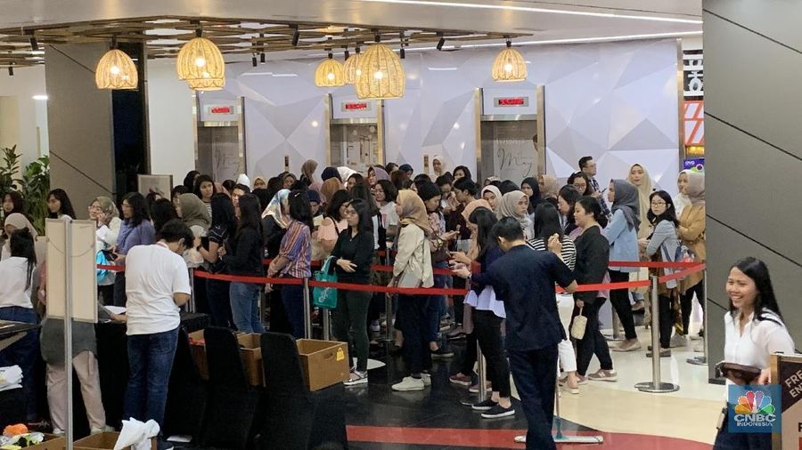 Incar Diskon 70 %, Pecinta Kecantikan Rela Antre di FD Beauty Warehouse Sale