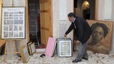 Iskandar menjadikan itu rumah bagi seniman. Lukisan-lukisan digantung, perabot-perabot jadul yang dikumpulkan bertahun-tahun dari Eropa ia pindahkan ke bangunan itu. (REUTERS/Ahmed Jadallah)