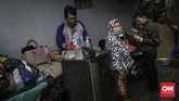 Pusat Data dan Informasi Badan Penanggulangan Bencana Daerah (BPBD) DKI Jakarta melaporkan ada 17 RW yang sempat tergenang air. Beberapa di antaranya ialah Kelurahan Pejaten Timur, Srengseng Sawah dan Lenteng Agung. (CNN Indonesia/Adhi Wicaksono)