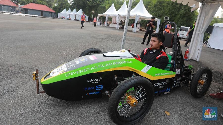 Sejumlah mahasiswa mengikuti adu balap 