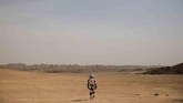 Seorang anggota staf mengenakan baju luar angkasa tiruan di Gurun Gobi dekat basis simulasi Proyek Mars C-Space di luar kota Jinchang, Provinsi Gansu, China. (REUTERS/Thomas Peter)