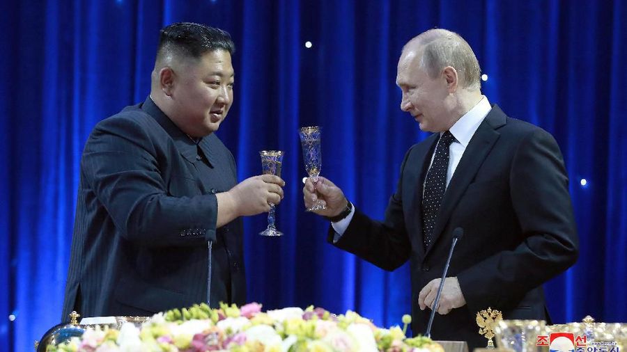 Pertemuan antara pemimpin Korea Utara Kim Jong Un dan Presiden Rusia Vladimir Putin (KCNA via REUTERS)