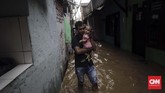 Sejumlah warga masih was-was dengan datangnya banjir kiriman dari Bogor. Mereka terus memantau ketinggian bendungan Katulampa untuk memperkirakan banjir tiba di wilayah mereka. (CNN Indonesia/Adhi Wicaksono)