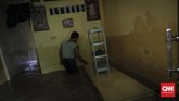 Tak hanya banjir yang disebut Anies dikirim ke Jakarta. Anies menyatakan petugas kebersihan Ibu Kota pun berjibaku untuk membersihkan sampah yang juga kiriman. (CNN Indonesia/Adhi Wicaksono)