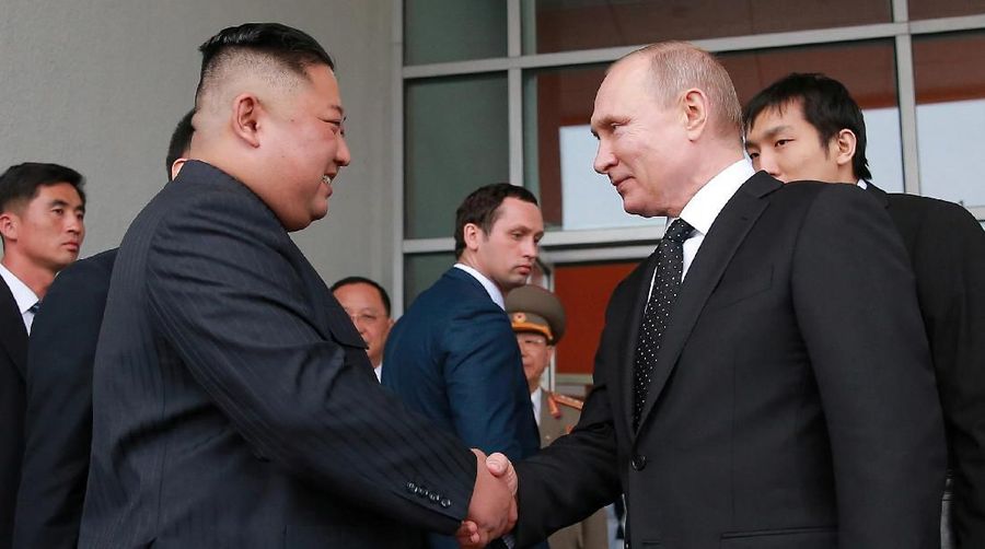Pertemuan antara pemimpin Korea Utara Kim Jong Un dan Presiden Rusia Vladimir Putin (KCNA via REUTERS)