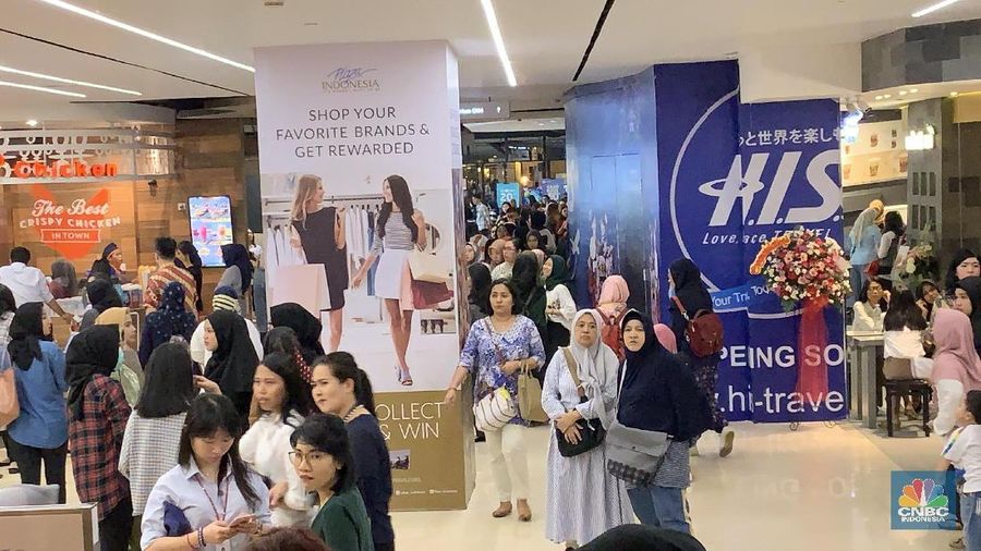 Baru dibuka, ratusan orang tampak antre dan siap-siap serbu diskonan kosmetik hingga 70% di FD Beauty