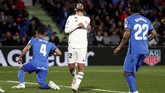 Isco kecewa membuang peluang ke gawang Getafe. Ia hanya sekali melepaskan tembakan dan itu pun berhasil diblok bek lawan. (REUTERS/Sergio Perez)