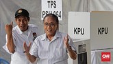 Warga menggunakan hak suaranya saat pemungutan suara ulang pemilu 2019 di TPS 064 Rawamangun, Jakarta, 27 April 2019. Jakarta Timur tercatat menjadi lokasi PSU Pemilu 2019 terbanyak, yaitu di 8 dari total 11 PSU di Jakarta. (CNN Indonesia/Adhi Wicaksono)