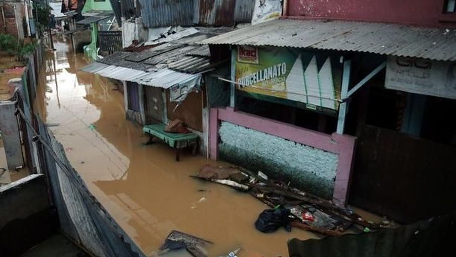 Banjir di beberapa titik DKI akibat Intensitas tinggi dari hujan yang turun di wilayah Bodetabek menimbulkan sampah.