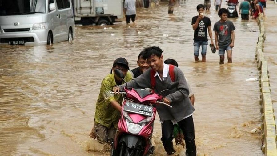 Gubernur DKI Jakarta Anies Baswedan angkat bicara merespons saran mantan gubernur DKI Jakarta Basuki Tjahaja Purnama alias Ahok