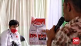 Petugas Kelompok Penyelenggara Pemungutan Suara (KKPS) menghitung surat suara ulang pemilu 2019 di TPS 069 Sumur Batu, Jakarta, 27 April 2019. Pasangan Jokowi-Ma'ruf mendapat 76 suara, sedangkan pasangan Prabowo Subianto-Sandiaga Uno mendapatkan 54 suara dan suara tidak sah 4 suara dari jumlah 134 pemilih. (CNN Indonesia/Hesti Rika)