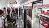 Selain itu, nantinya terdapat petugas pelayanan di stasiun yang akan membantu penyandang disabilitas untuk naik dan turun kereta. (CNN Indonesia/Adhi Wicaksono)