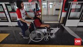 Fasilitas modern yang disediakan LRT Jakarta, antara lain eskalator, elevator atau lift untuk penumpang berkebutuhan khusus, ramp, kamera pengintai atau CCTV, ruang medis, guiding block untuk menuntun jalan penumpang tunanetra, toilet bagi difabel, serta kursi prioritas di peron maupun di dalam kereta. (CNN Indonesia/Adhi Wicaksono)