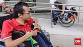 Petugas membantu penyandang disabilitas naik ke kereta LRT di Stasiun LRT Veldrome, Jakarta, Sabtu (27/4). kegiatan yang diikuti Jakarta Barrier Free Tourism (JBFT) tersebut untuk mengenalkan lebih dekat LRT. (CNN Indonesia/Adhi Wicaksono)