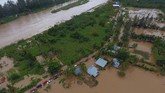 Banjir menerjang sembilan kabupaten/kota di Bengkulu. Banjir disebabkan hujan deras yang mengguyur selama dua hari sejak Jumat (26/4) hingga Sabtu (27/4). (ANTARA FOTO/David Muharmansyah/pd)
