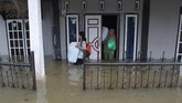 Badan Nasional Penanggulangan Bencana (BNPB) mencatat ada 10 orang yang meninggal karena becana ini. Sebanyak delapan orang belum ditemukan dan 12 ribu warga mengungsi. (ANTARA FOTO/David Muharmansyah/ama)
