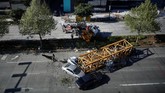 Mereka yang meninggal adalah dua operator crane dan satu pengemudi mobil serta seorang penumpang. (REUTERS/Lindsey Wasson)