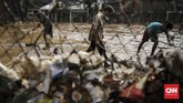 Banjir melanda sekitar 32 titik di Jakarta pada Jumat pagi akibat hujan lebat di kawasan Bogor pada Kamis (25/4) malam. BPBD Provinsi DKI Jakarta, mencatat dua warga meninggal dunia akibat banjir. (CNN Indonesia/ Hesti Rika)