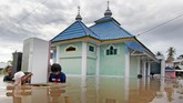 Kerusakan fisik yang disebabkan banjir di Bengkulu meliputi 184 rumah, 4 unit fasilitas pendidikan, dan 40 titik infrastruktur. (ANTARA FOTO/David Muharmansyah/ama)