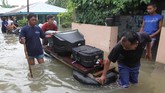 Warga mengungsi karena kediaman mereka terendam banjir akibat sungai-sungai yang meluap. Longsor juga terjadi karena hujan deras yang terjadi. (ANTARA FOTO/David Muharmansyah/ama)