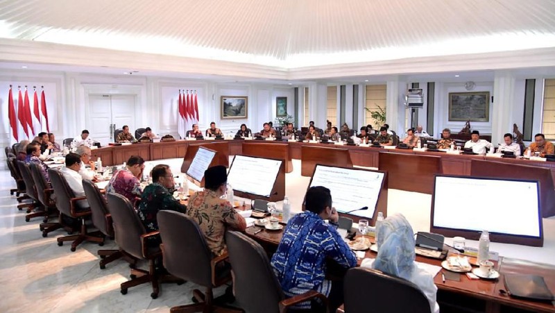 Menurut Jokowi, gagasan untuk pemindahan Ibu Kota ini sudah lama sekali muncul sejak era Presiden Sukarno.