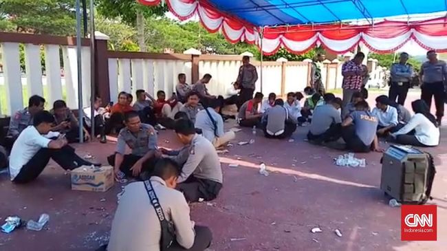 Ratusan personel polisi di Kabupaten Halmahera Selatan (Halsel), Maluku Utara. (CNN IndonesiaSahril)