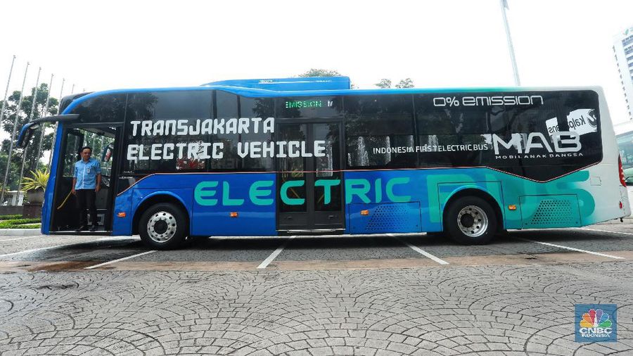 Bus yang digunakan adalah produksi perusahaan Tiongkok bernama BYD dan satu bus buatan Indonesia bernama MAB (Mobil Anak Bangsa).