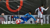 Rayo Vallecano berhasil membuat kejutan dengan unggul 1-0 lewat penalti Adri Embarba. (REUTERS/Javier Barbancho)