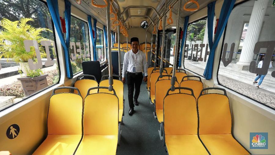 Bus yang digunakan adalah produksi perusahaan Tiongkok bernama BYD dan satu bus buatan Indonesia bernama MAB (Mobil Anak Bangsa).