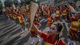 Di Dago, Bandung, Jawa Barat 3.991 penari memanfaatkan Hari Bebas Kendaraan Bermotor untuk menari ronggeng geber secara bersama-sama dalam rangka peringatan Hari Tari Sedunia. (ANTARA FOTO/Raisan Al Farisi)